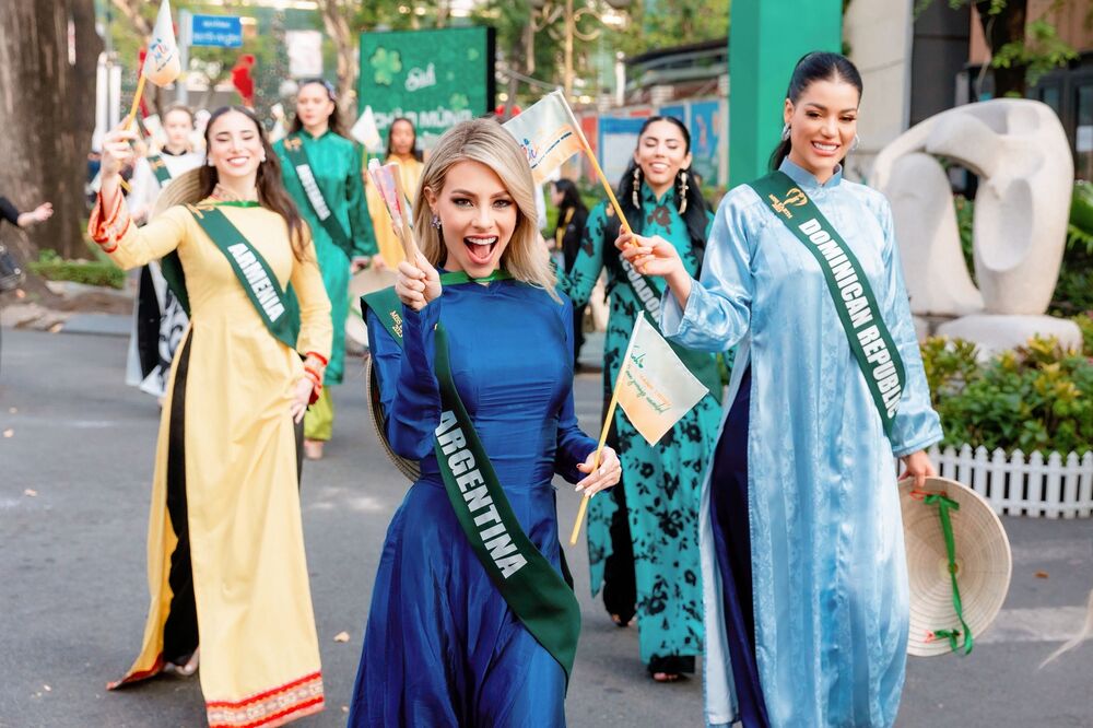 Trương Ngọc Ánh và dàn thí sinh Hoa hậu Trái đất 2023 đội nón lá, diện áo dài diễu hành trên đường phố Sài Gòn - 4