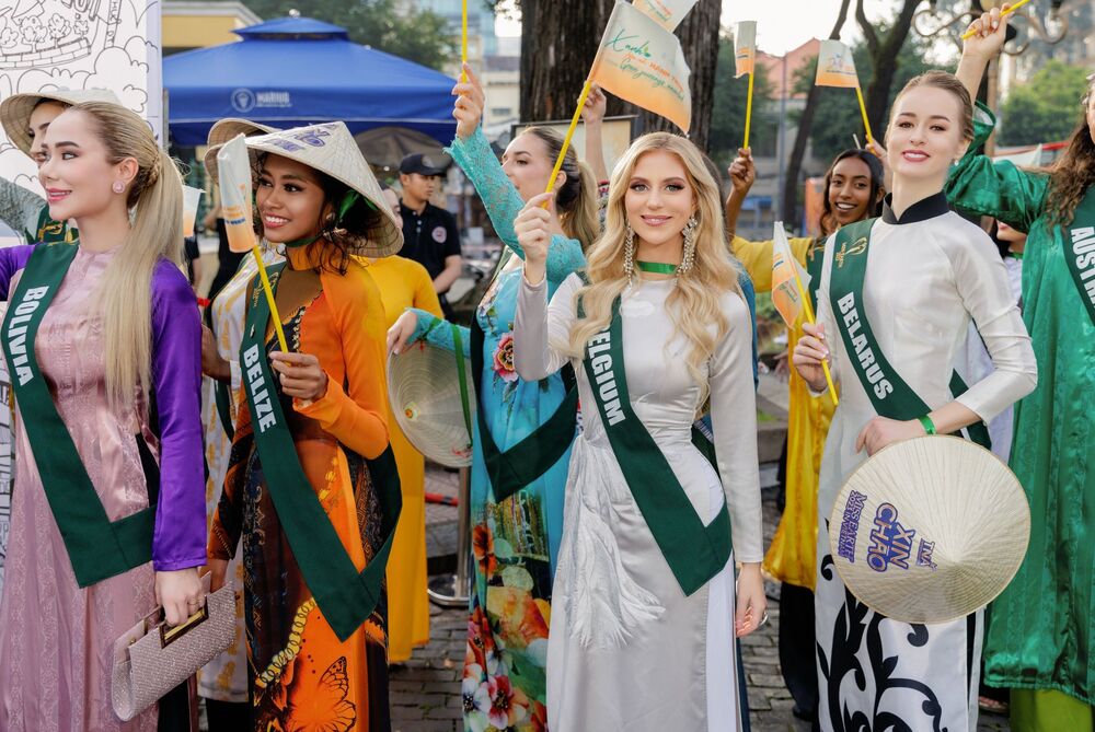 Trương Ngọc Ánh và dàn thí sinh Hoa hậu Trái đất 2023 đội nón lá, diện áo dài diễu hành trên đường phố Sài Gòn - 5