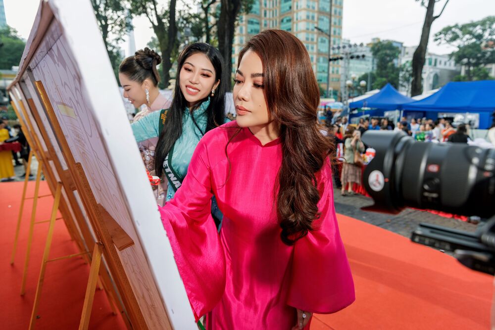 Trương Ngọc Ánh và dàn thí sinh Hoa hậu Trái đất 2023 đội nón lá, diện áo dài diễu hành trên đường phố Sài Gòn - 2