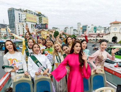 Giải trí - Trương Ngọc Ánh và dàn thí sinh Hoa hậu Trái đất 2023 đội nón lá, diện áo dài diễu hành trên đường phố Sài Gòn