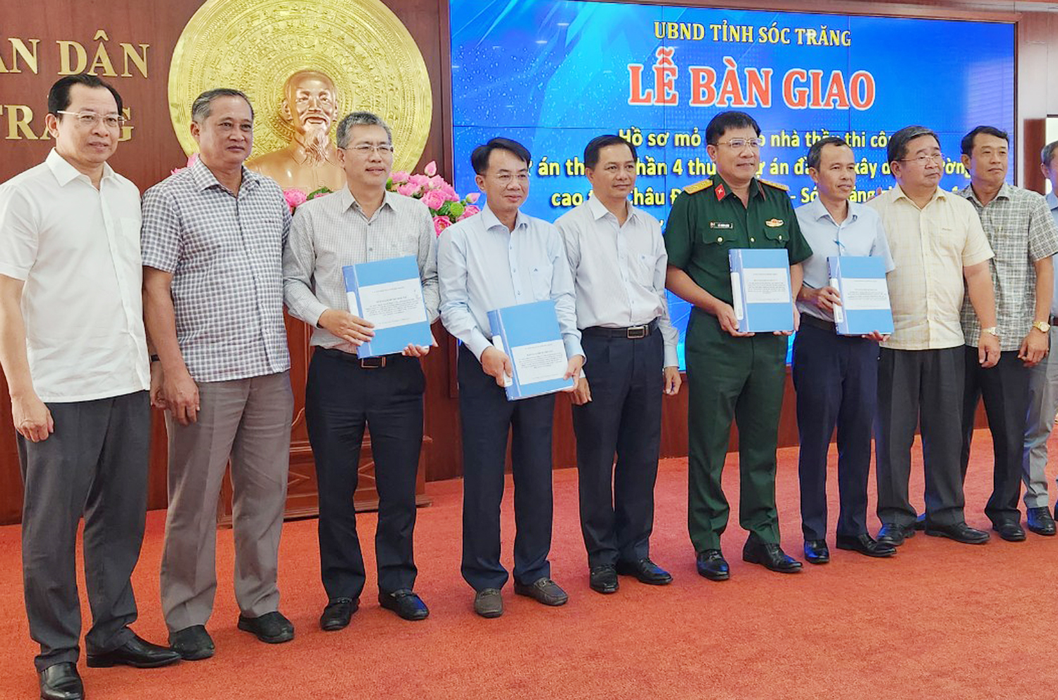 Sóc Trăng bàn giao hồ sơ mỏ cát cho nhà thầu thi công đường cao tốc - 2