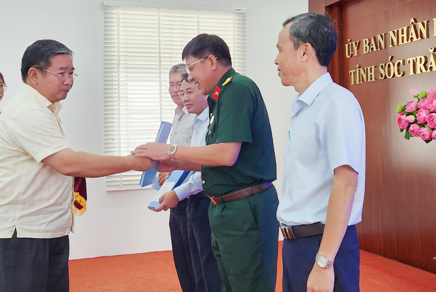 Sóc Trăng bàn giao hồ sơ mỏ cát cho nhà thầu thi công đường cao tốc - 3