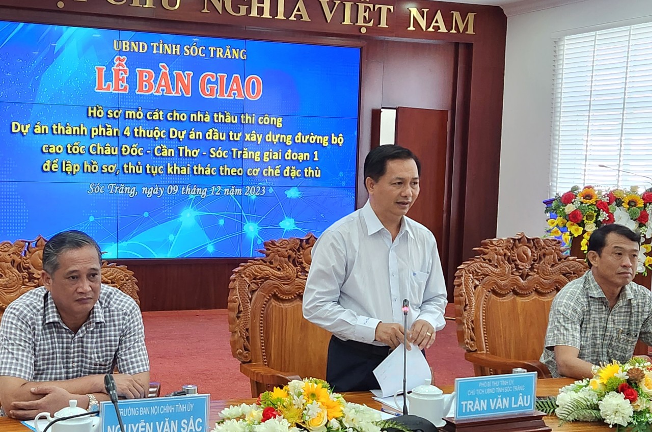 Sóc Trăng bàn giao hồ sơ mỏ cát cho nhà thầu thi công đường cao tốc - 1