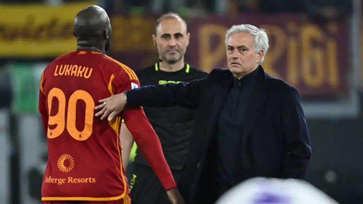 Hỗn loạn trận đấu của Roma & Mourinho: Lukaku ghi bàn sớm, bị thẻ đỏ vì cú xoạc rợn người - 4