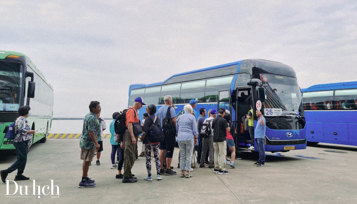 sieu du thuyen dua gan 3.000 khach quoc te den ha long - 2