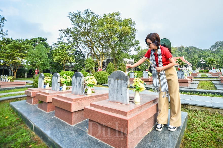 Đoàn cán bộ tuyên giáo, báo chí, xuất bản TP.HCM dâng hương tại Nghĩa trang đồi A1 - 4