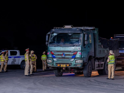 Chuyển động - Quảng Ninh: Cục CSGT bắt đoàn xe chở đất quá tải, cơi nới thành thùng
