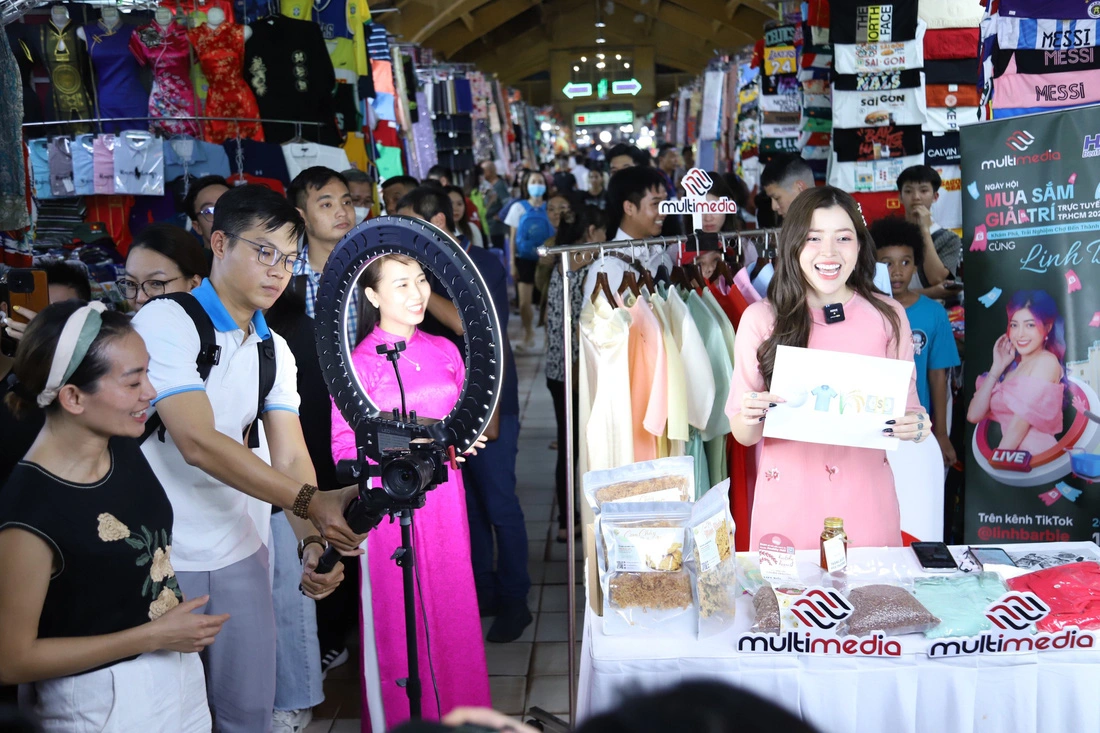 Chợ Bến Thành tung chiêu livestream bán hàng: Kết hợp truyền thống và thương mại điện tử - 3