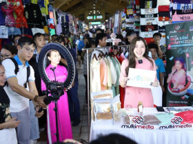 Chợ Bến Thành tung chiêu livestream bán hàng: Kết hợp truyền thống và thương mại điện tử
