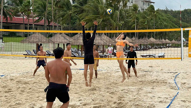 Người đẹp bóng chuyền Kim Huệ năm 2023: “Hút hồn” fan với bikini, làm cầu thủ bóng đá - 7