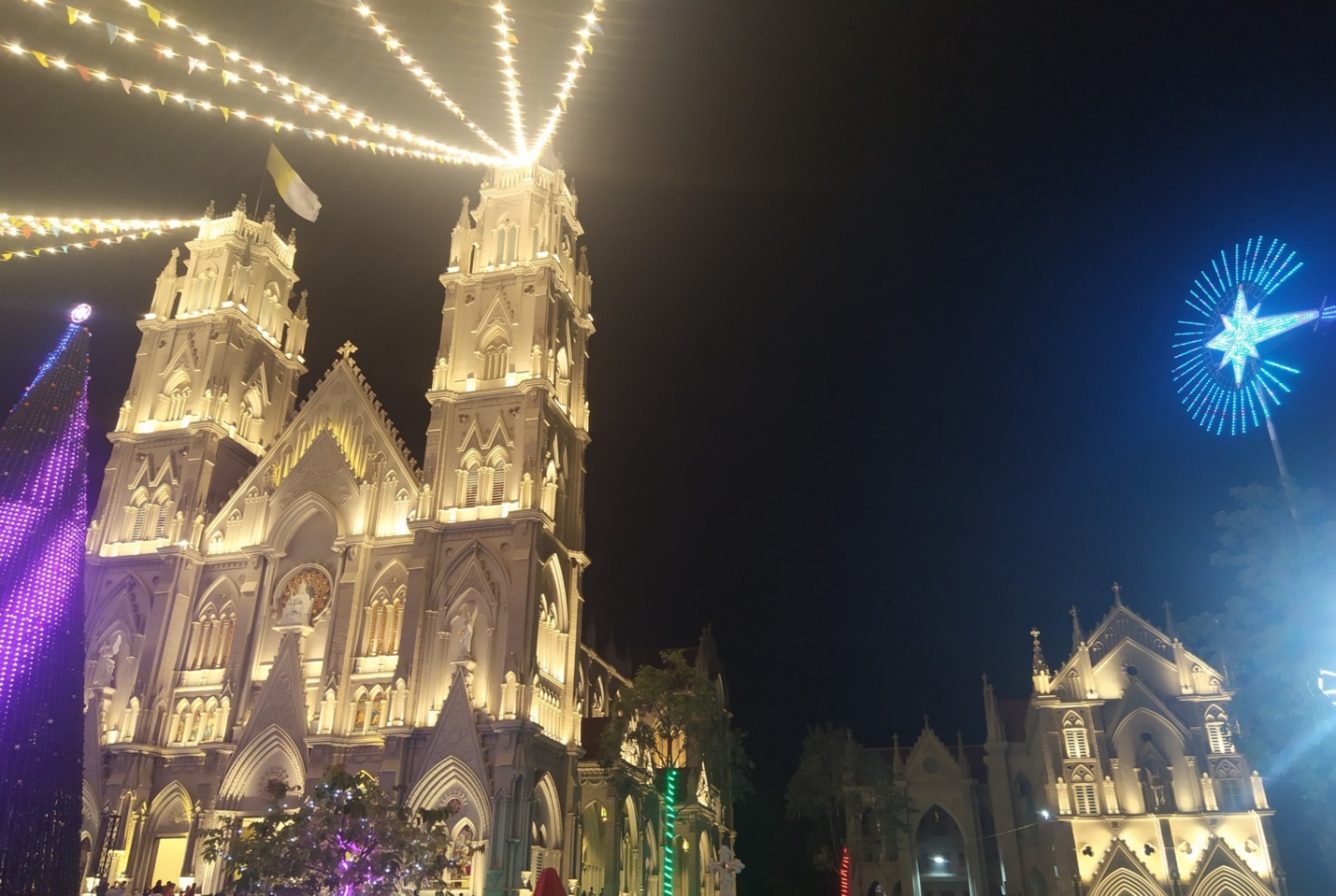 Nhà thờ kiến trúc Gothic tráng lệ ở Bà Rịa - Vũng Tàu mùa Giáng Sinh - 14
