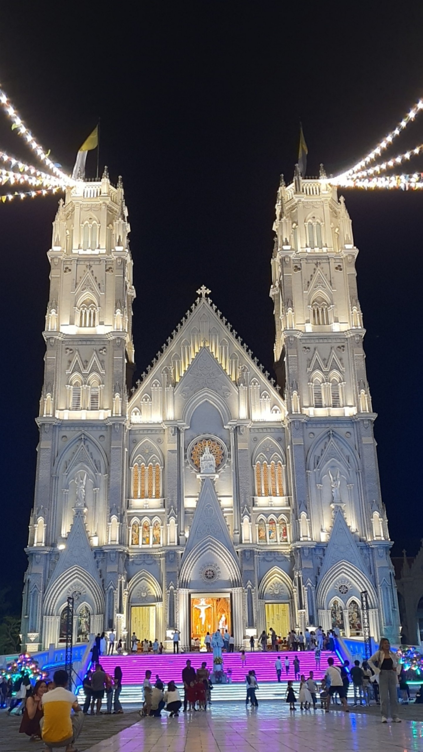 Nhà thờ kiến trúc Gothic tráng lệ ở Bà Rịa - Vũng Tàu mùa Giáng Sinh - 10