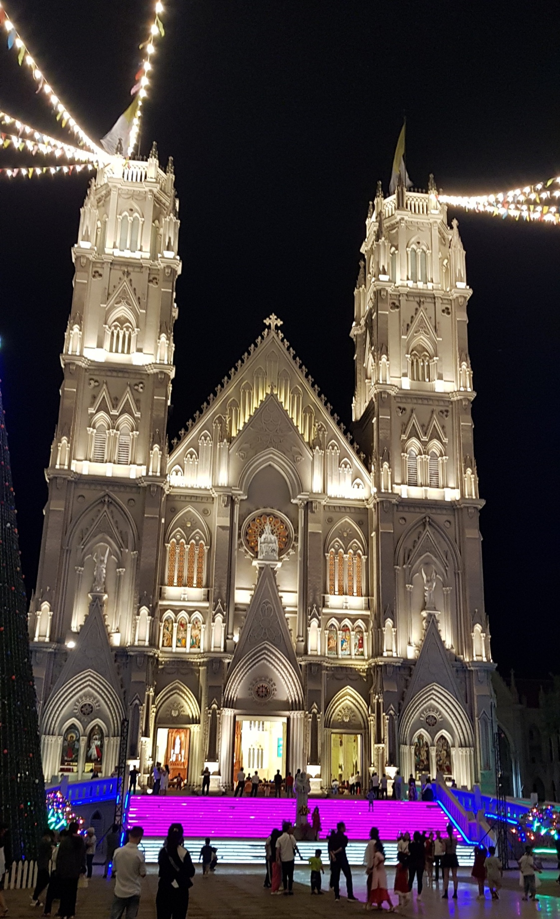 Nhà thờ kiến trúc Gothic tráng lệ ở Bà Rịa - Vũng Tàu mùa Giáng Sinh - 1