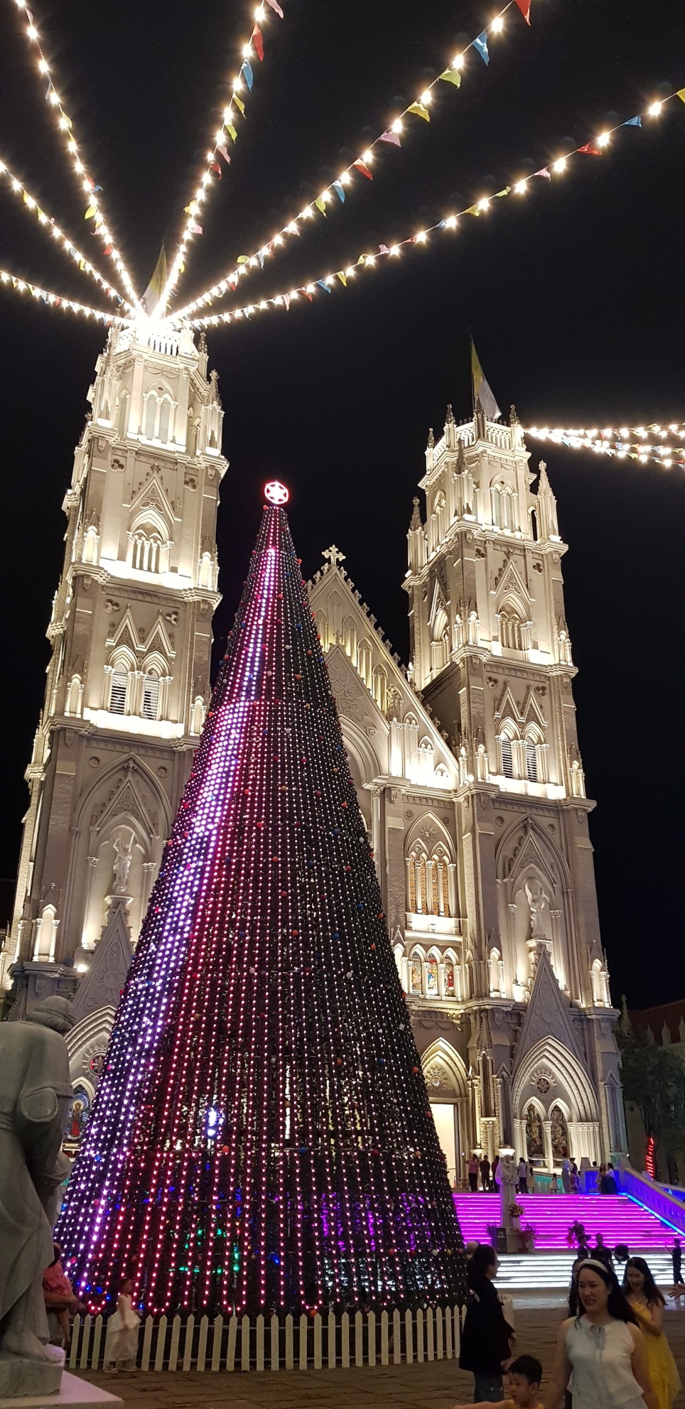 Nhà thờ kiến trúc Gothic tráng lệ ở Bà Rịa - Vũng Tàu mùa Giáng Sinh - 8