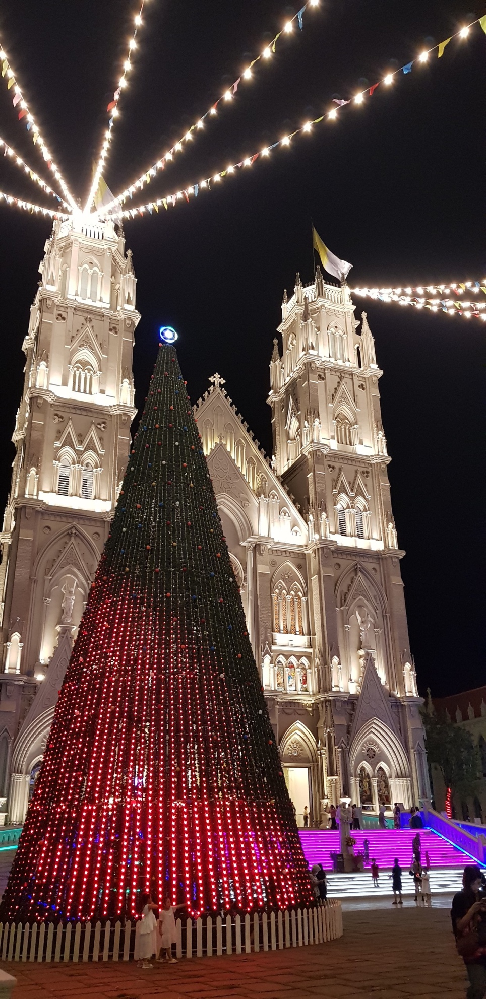 Nhà thờ kiến trúc Gothic tráng lệ ở Bà Rịa - Vũng Tàu mùa Giáng Sinh - 2