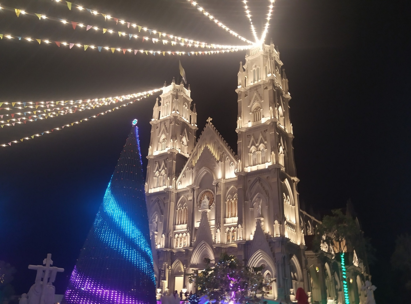 Nhà thờ kiến trúc Gothic tráng lệ ở Bà Rịa - Vũng Tàu mùa Giáng Sinh - 12
