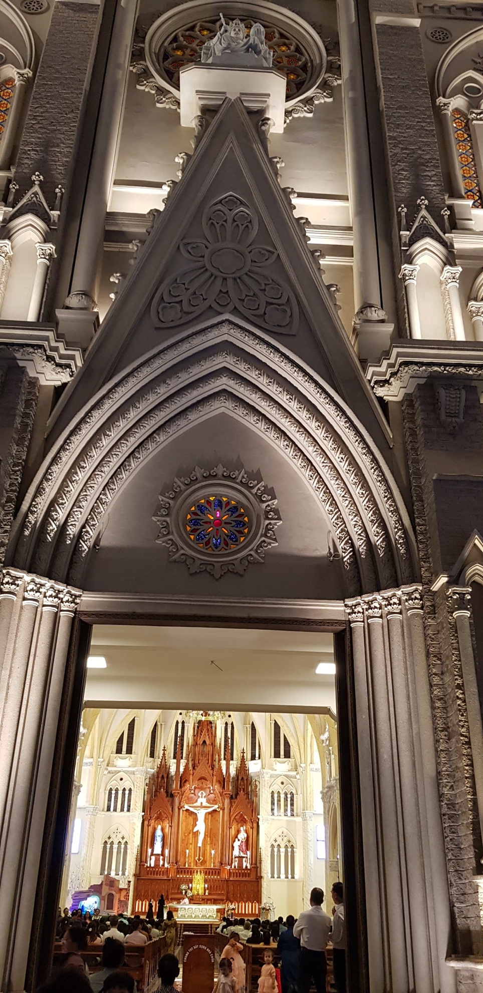 Nhà thờ kiến trúc Gothic tráng lệ ở Bà Rịa - Vũng Tàu mùa Giáng Sinh - 9
