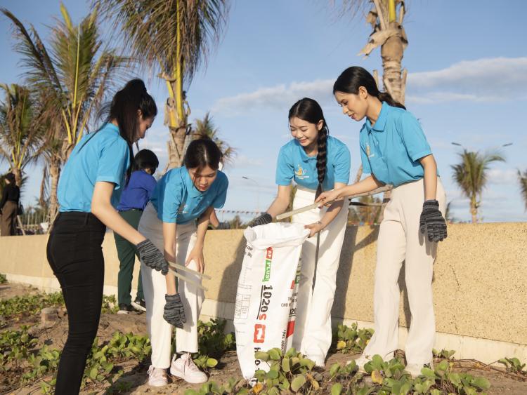 Làm sạch bãi biển Phan Thiết, thí sinh Hoa hậu Đại sứ Du lịch Việt Nam góp phần bảo vệ môi trường