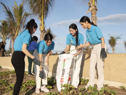 Giải trí - Làm sạch bãi biển Phan Thiết, thí sinh Hoa hậu Đại sứ Du lịch Việt Nam góp phần bảo vệ môi trường