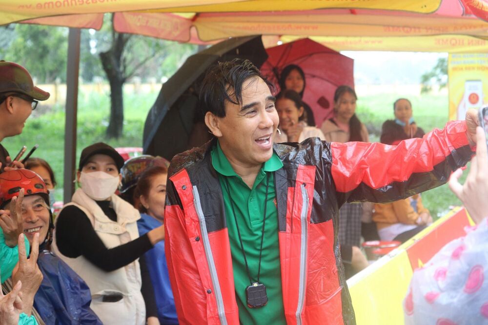 Lý do xúc động khiến MC Quyền Linh quyết dầm mưa, dẫn chương trình “Mái ấm gia đình Việt” - 3