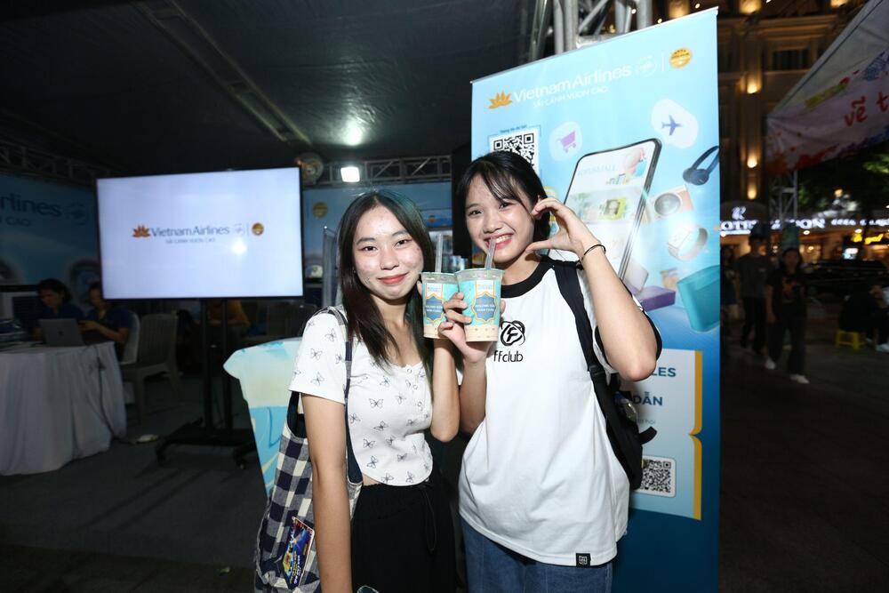 Giới trẻ xếp hàng dài thưởng thức Oolong sữa trân châu của Vietnam Airlines tại Hozo Super Fest 2023 - 2