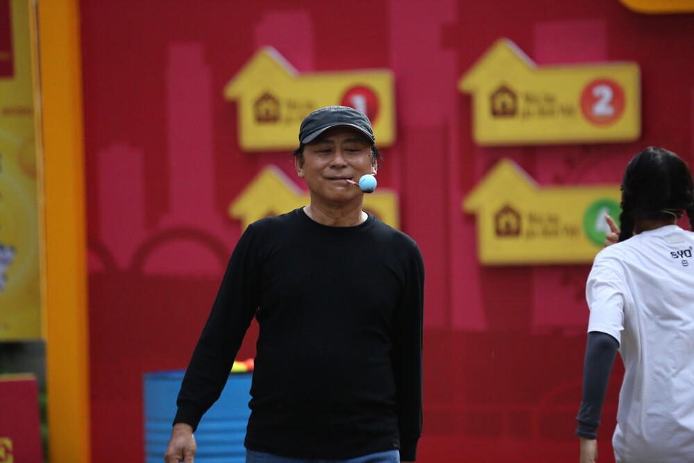 MC Quyền Linh “phá luật”, hỗ trợ NSND Tạ Minh Tâm và Hồ Bích Trâm thực hiện thử thách giúp trẻ em mồ côi - 2