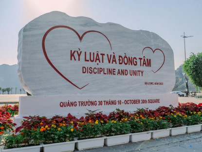 Chuyển động - Gắn 6 phiến đá kỷ niệm 30 năm thành lập Thành phố Hạ Long