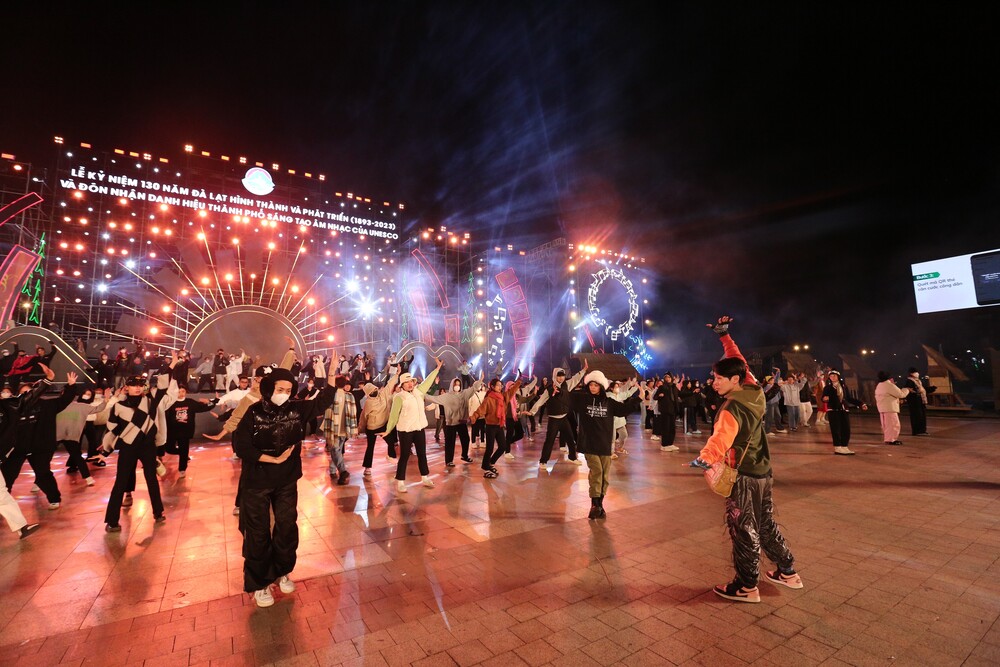 Sân khấu Lễ kỷ niệm 130 năm Đà Lạt hình thành và phát triển nóng dần tại quảng trường Lâm Viên - 2