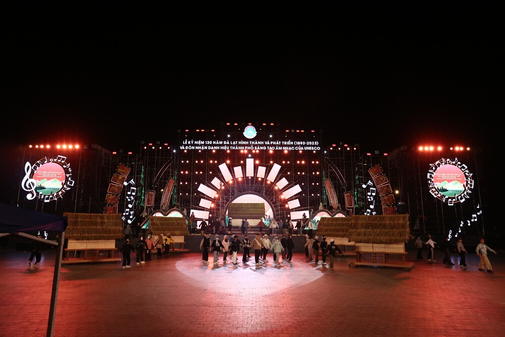 Sân khấu Lễ kỷ niệm 130 năm Đà Lạt hình thành và phát triển nóng dần tại quảng trường Lâm Viên - 1