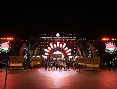 Giải trí - Sân khấu Lễ kỷ niệm 130 năm Đà Lạt hình thành và phát triển nóng dần tại quảng trường Lâm Viên