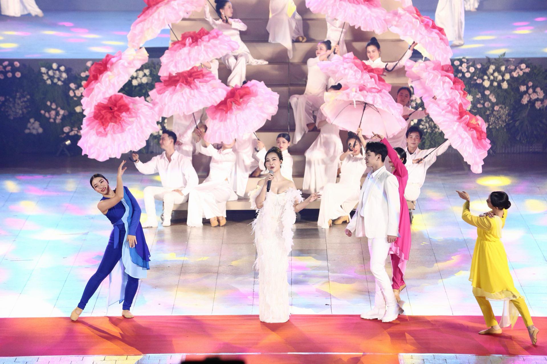 Trúc Nhân, Hà Nhi quẩy cực sung giữa 35 nghìn khán giả tại Đà Lạt - 6