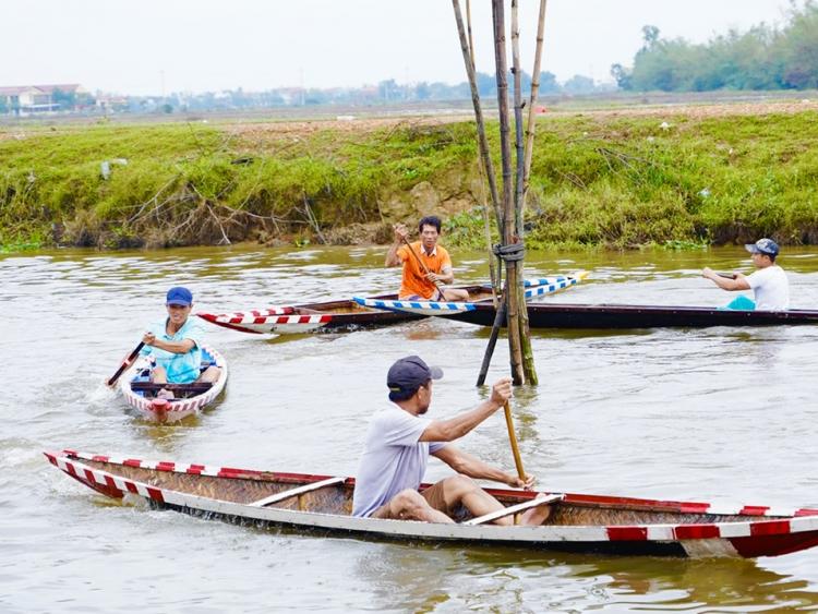 Hấp dẫn hội đua ghe câu chào năm mới ở cây cầu ngói nổi tiếng xứ Huế