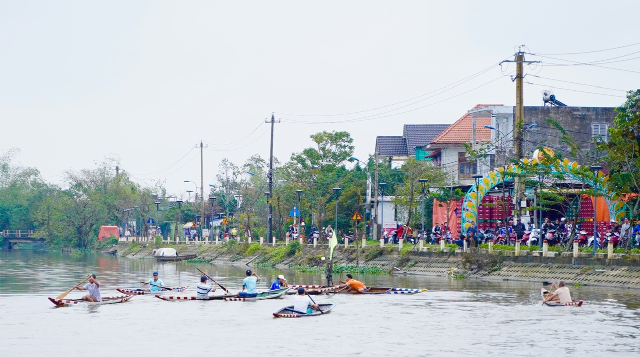 Hấp dẫn hội đua ghe câu chào năm mới ở cây cầu ngói nổi tiếng xứ Huế - 8