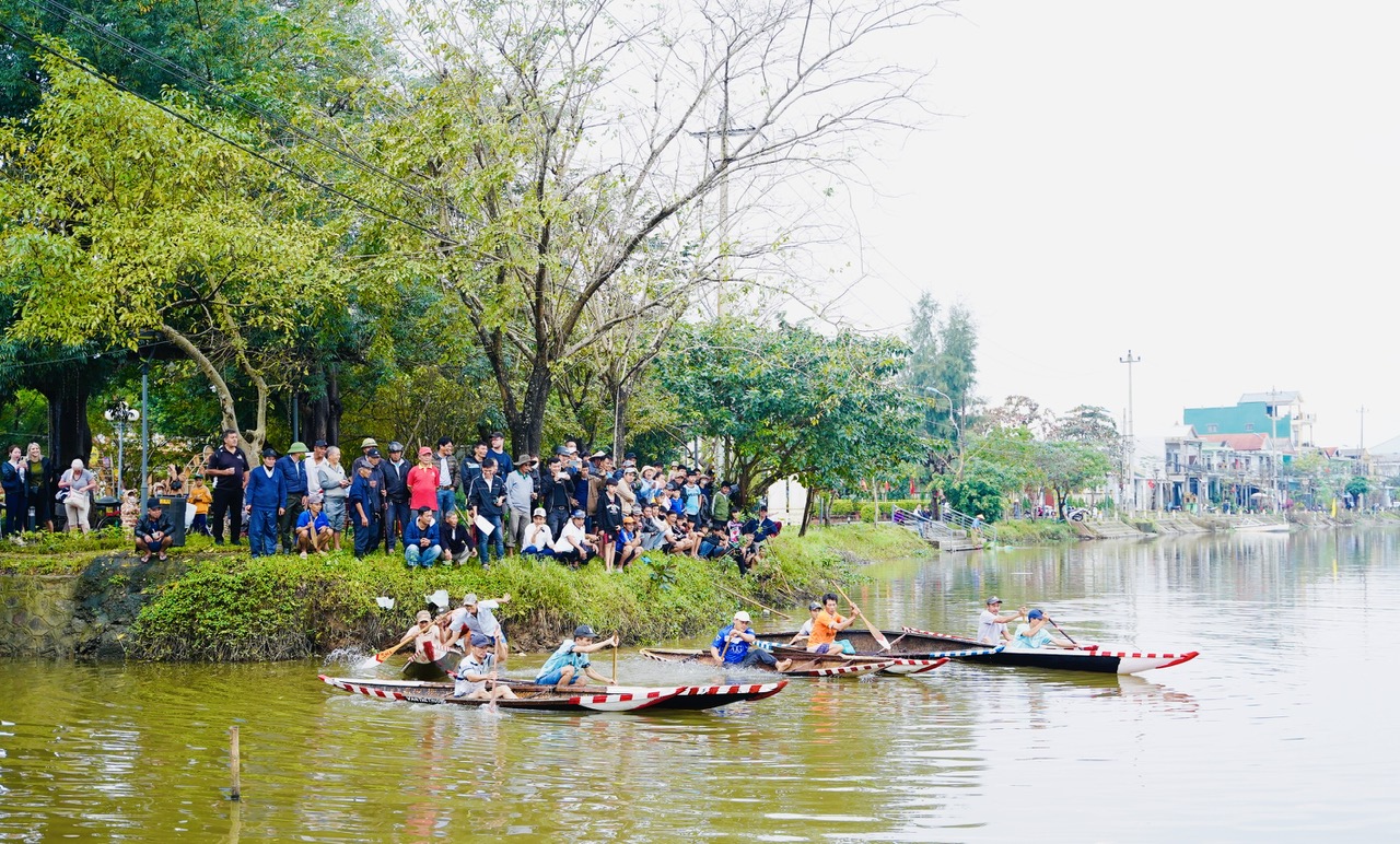 Hấp dẫn hội đua ghe câu chào năm mới ở cây cầu ngói nổi tiếng xứ Huế - 7