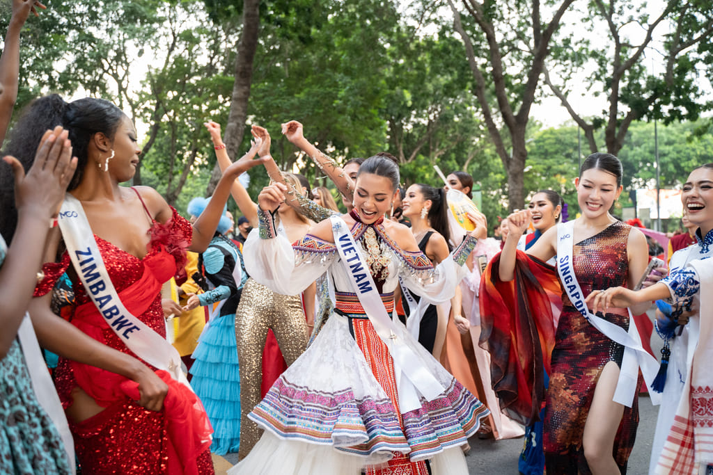 Gần 60 đại diện của Miss Cosmo 2024 đắm mình trong không khí lễ hội văn hóa sôi động cùng hàng ngàn khán giả TP.HCM - 2