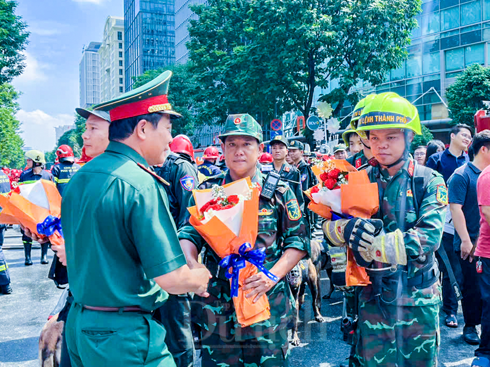 Giả định ô tô tầng hầm bị chậm điện, cả ngàn người diễn tập xử lý cháy, nổ ở cao ốc - 16