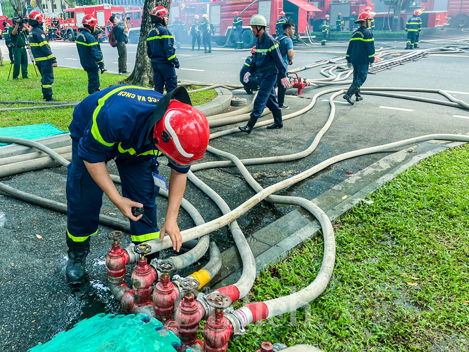 Giả định ô tô tầng hầm bị chập điện, cả ngàn người diễn tập xử lý cháy, nổ ở cao ốc - 15