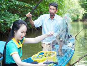  - Du khách trải nghiệm mò nghêu, bắt cua ở Cà Mau