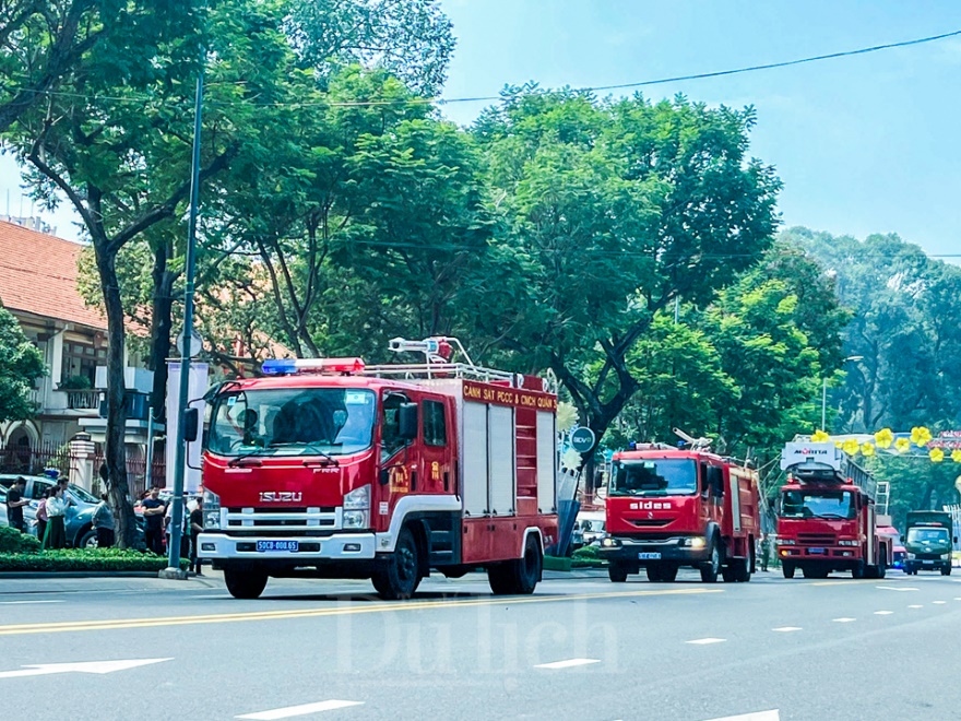 Giả định ô tô tầng hầm bị chập điện, cả ngàn người diễn tập xử lý cháy, nổ ở cao ốc - 2