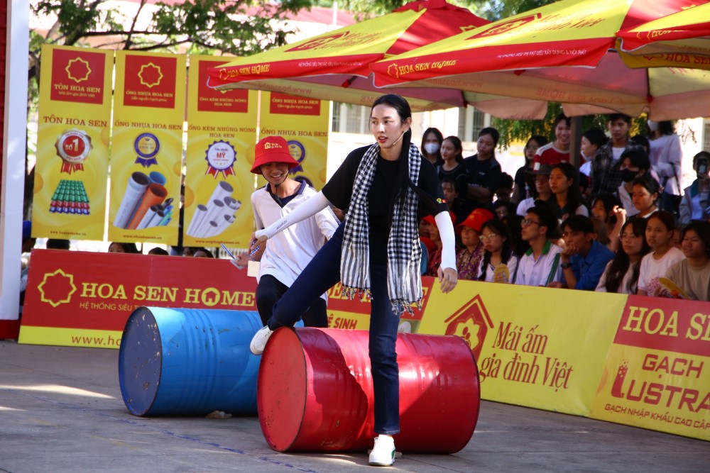 Hoa hậu Nguyễn Thúc Thùy Tiên tài trợ học phí đến năm 18 tuổi cho bé trai mồ côi cả cha lẫn mẹ - 4