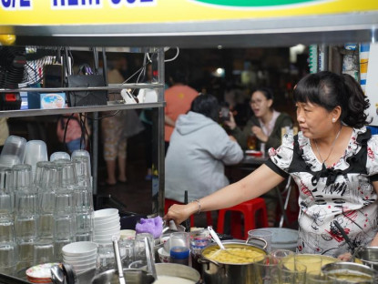 Ăn gì - Quán chè ở TP.CM bán hơn 50 năm, Việt kiều về nước thích ghé ăn