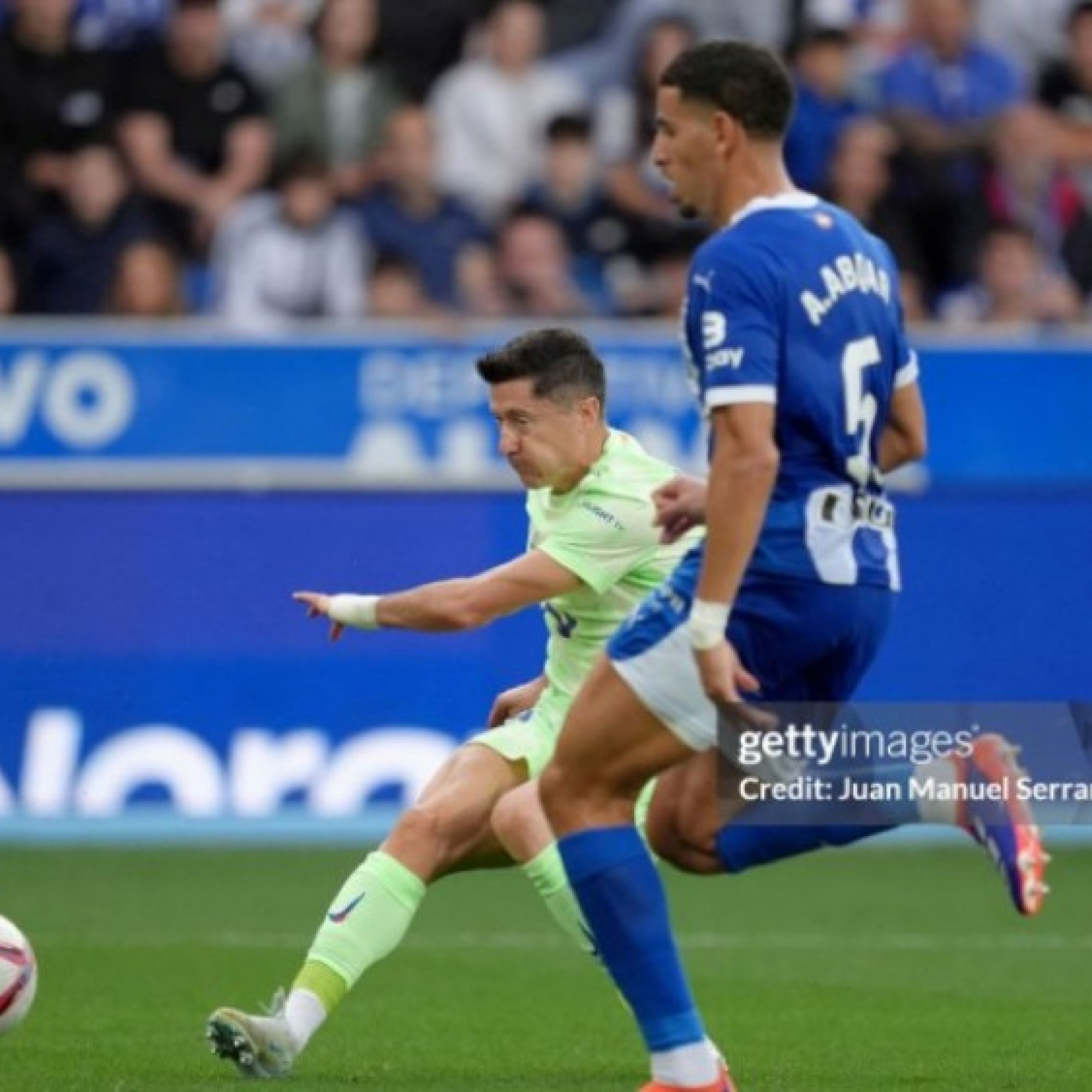  - Video bóng đá Barcelona - Alaves: Lewandowski ghi hat-trick (La Liga)