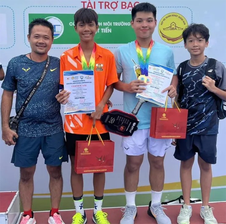 Lý Hoàng Nam cùng vợ xinh giành huy chương pickleball, học sinh lớp 8 vô địch giải trẻ châu Á - 4