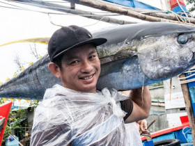  - Khám phá làng chài câu cá ngừ đại dương lớn nhất Việt Nam