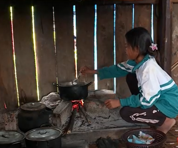 Hoa hậu Hương Giang bật khóc trước bé gái hằng ngày ăn cơm với lá mì luộc, thèm nước mắm nhưng không có tiền mua - 2