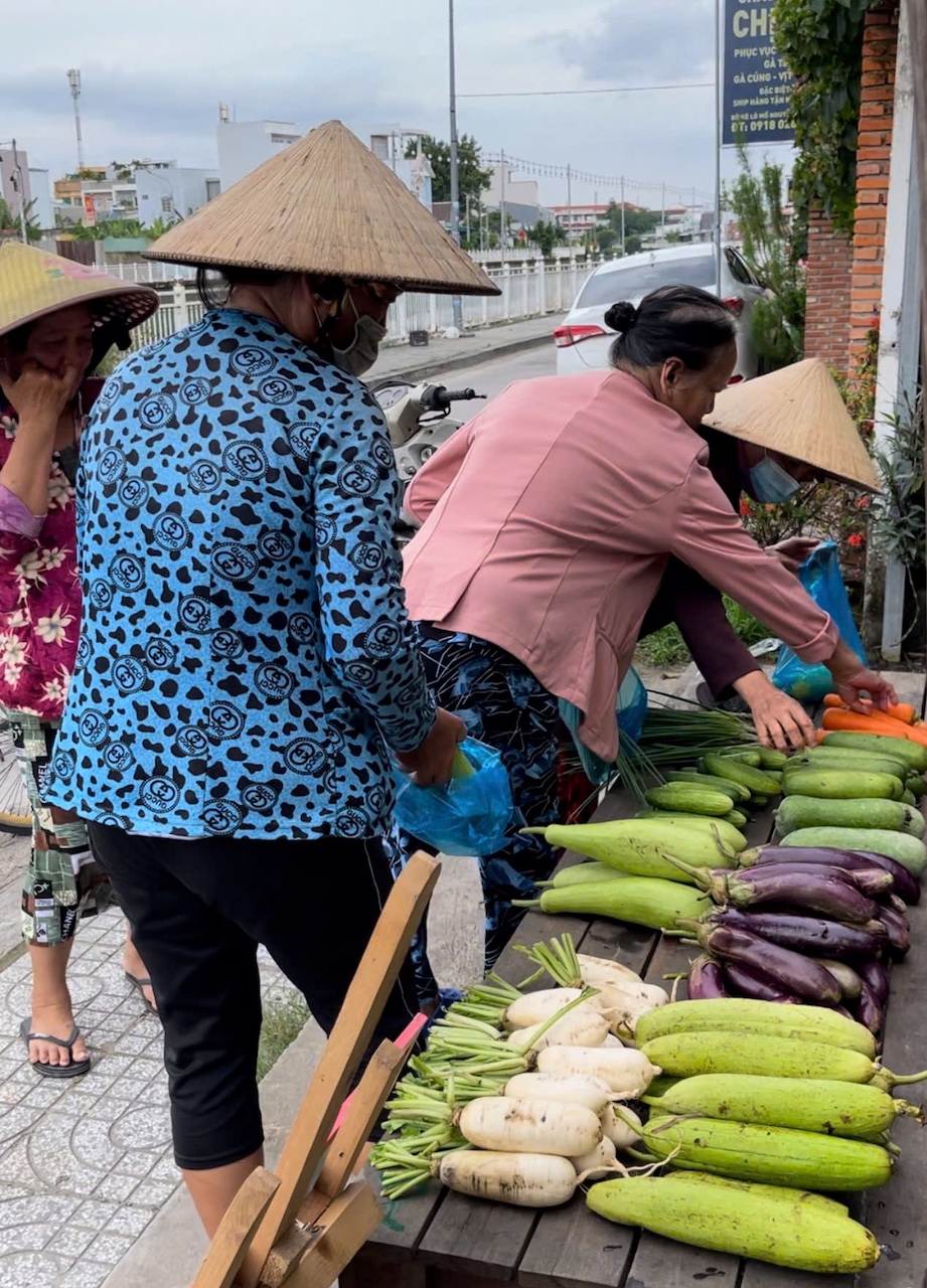 Chàng trai 8X mở sạp rau ‘Ai cần thi lấy - Ai lấy cũng được’ giữa thành phố Cần Thơ - 3