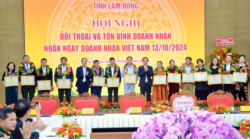 Ngành du lịch tiếp tục là điểm sáng trong phát triển kinh tế- xã hội của Lâm Đồng - 1