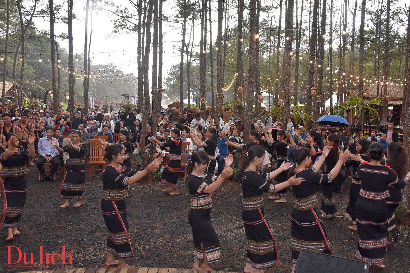 chiem nguong man bieu dien cong chieng doc dao giua nui rung mang den - 2