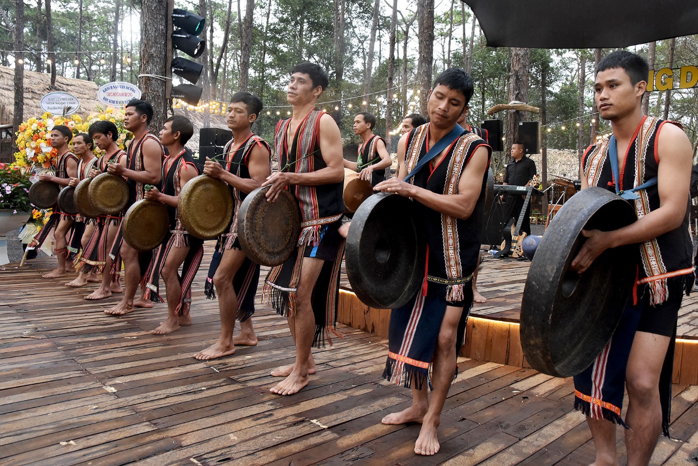 chiem nguong man bieu dien cong chieng doc dao giua nui rung mang den - 1