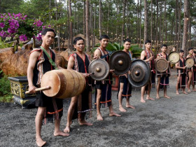  - Chiêm ngưỡng màn biểu diễn cồng chiêng độc đáo giữa núi rừng Măng Đen